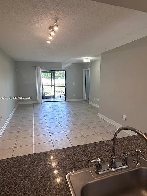 $2,400 20725 NE 8th CT # 106-11 — Photo 2