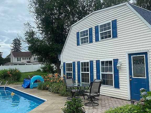 2 1/2 garage/pool house