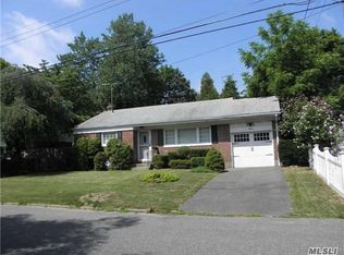15 Grayley Pl, Huntington Station, NY 11746