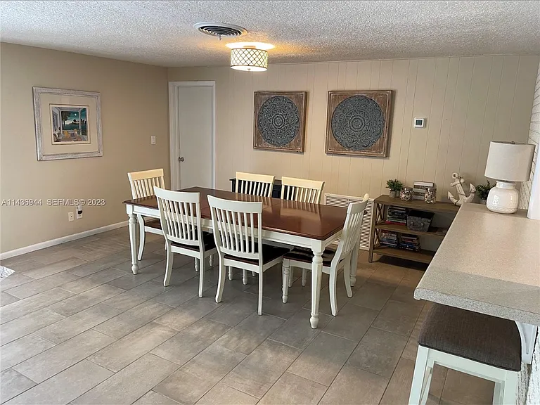 1241 Manor Dr — Photo 7