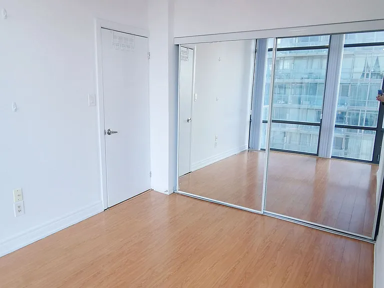 37 Grosvenor St #3308 — Photo 17