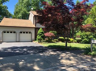 5 Burlington Ct, Edison, NJ 08820