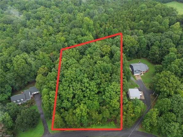 2927 Leslie Ln, Yadkinville, NC 27055