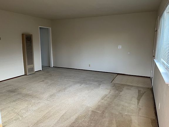 4th image of 176 Towne Ter #5