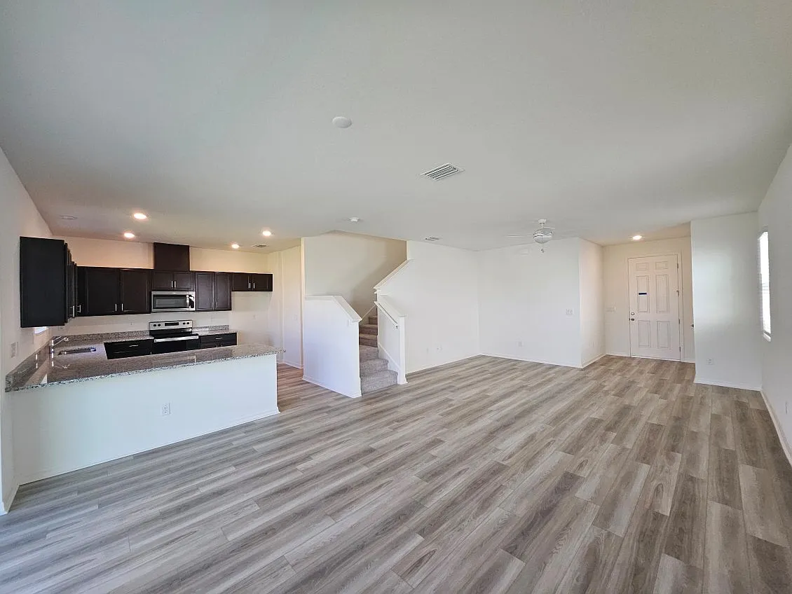 3 bed, 2.5 bath, 2107 sqft, $3,400 — Photo 4