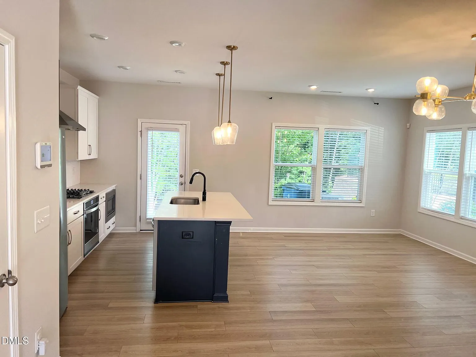 3 bed, 2.5 bath, 1460 sqft, $1,900 — Photo 3