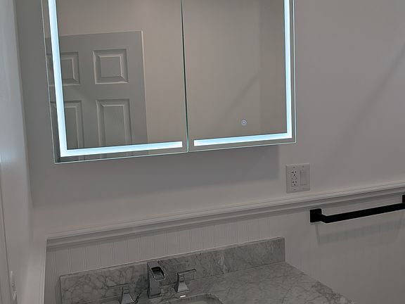 4th image of 134 S Clinton St Floor 2