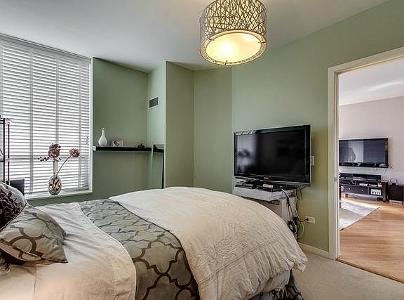 5th image of 330 W Grand Ave APT 907