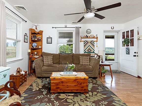 4th image of 1366 Parkersburg Tpke