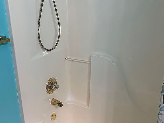 2nd bath between 2 bedrooms 