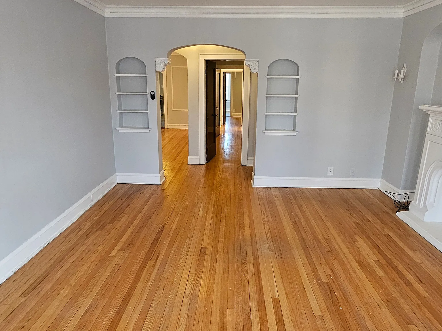 3 bed, 1.0 bath, 1100 sqft, $1,950 — Photo 3