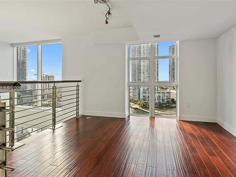 41 SE 5th St #1016 — Photo 12