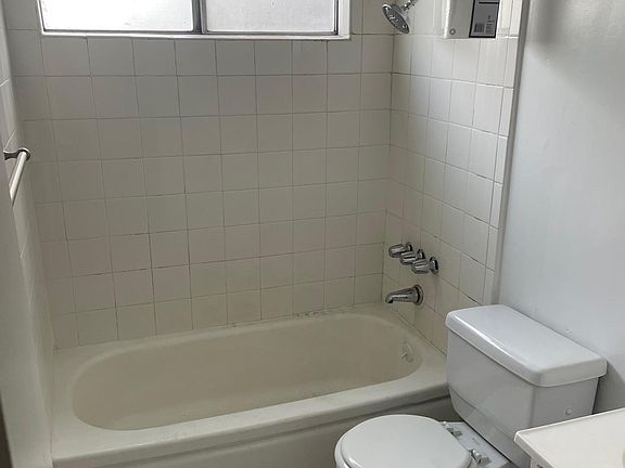 3rd image of 1260 N Beachwood Dr APT 5