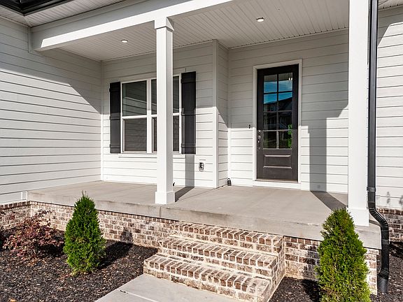 5th image of 330 Thoroughbred Ln