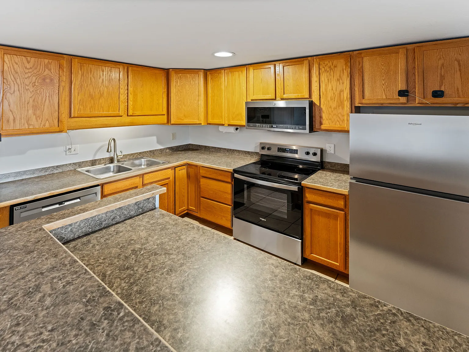 2 bed, 990 sqft, $3,300 — Photo 4