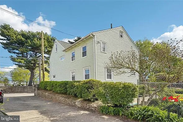 1642 Haines St — Photo 23