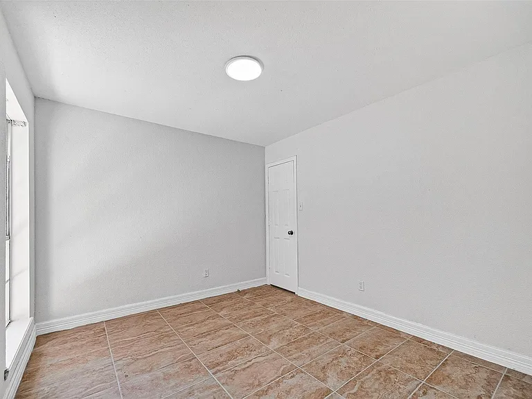 2223 Courtney Ct — Photo 24