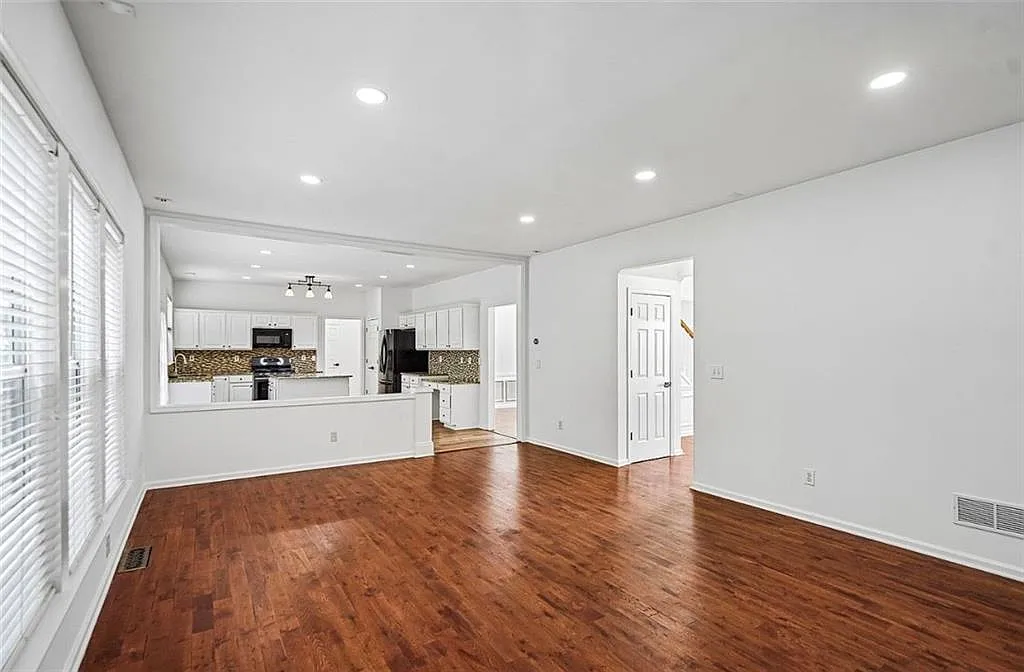 5 bed, 3.5 bath, 4693 sqft, $3,500 — Photo 3