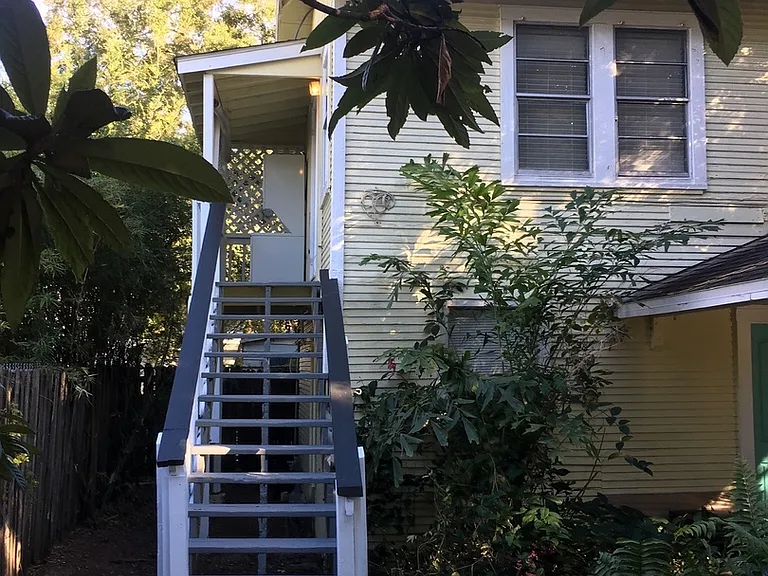 207 N Albany Ave — Photo 1