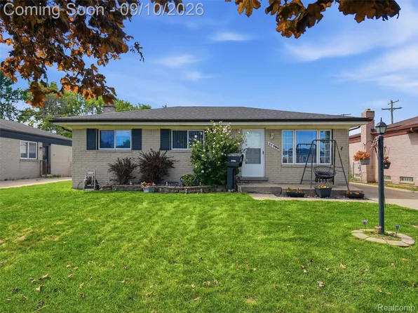 27589 Larry St, Roseville, MI 48066