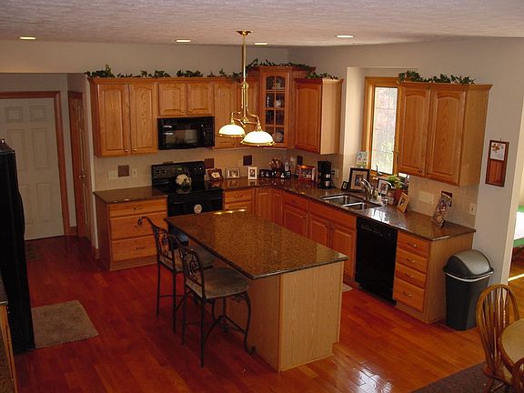 Kitchen w/ Granite/oak 