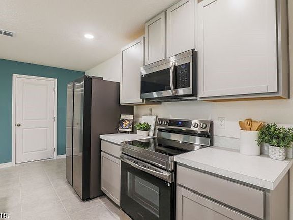 5th image of 2710 NE 6th Place Cpe