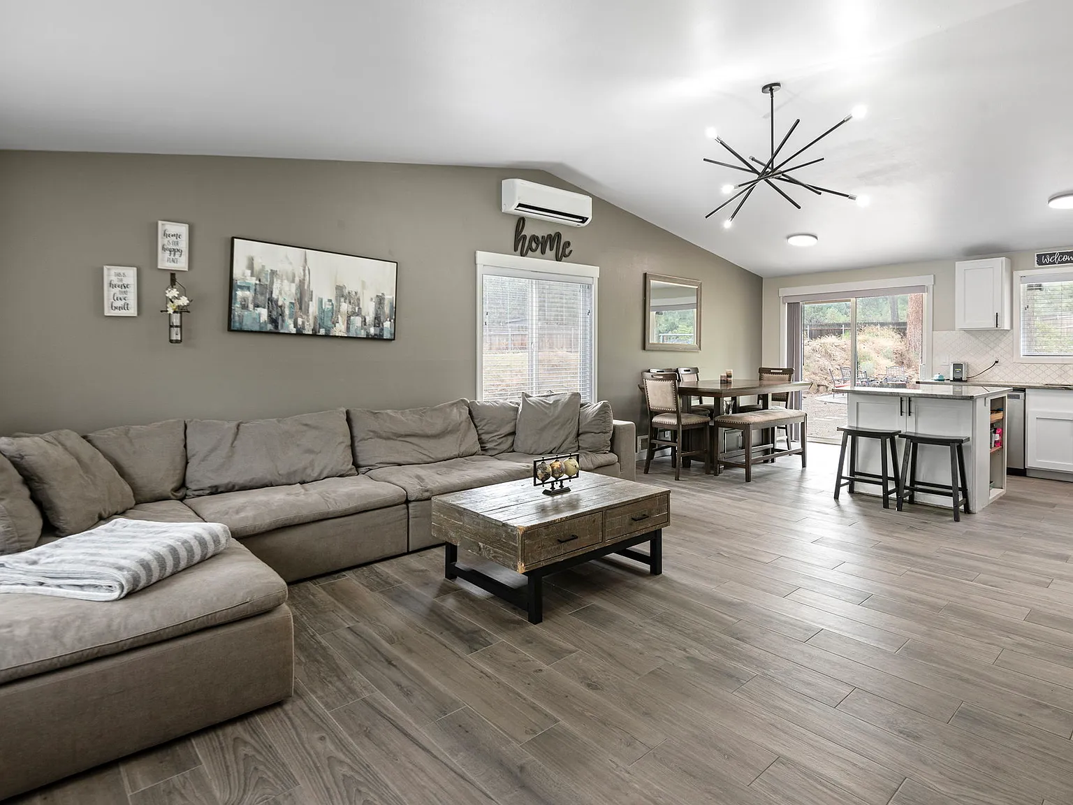 3 bed, 1126 sqft, $3,000 — Photo 2