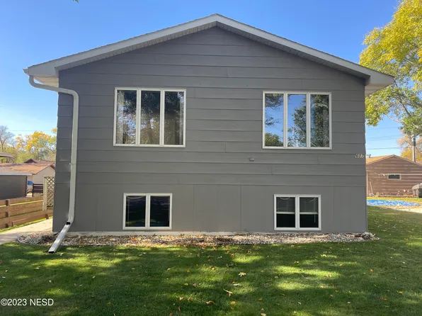 607 9th St NE, Watertown, SD 57201