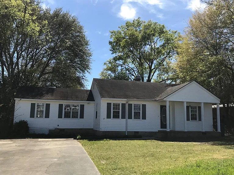 109 Highland Ave — Photo 1