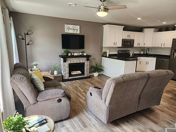 2nd image of 2833 Holiday Dr #3