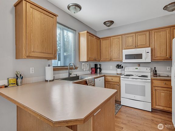 Kitchen with ample counter space and storage>