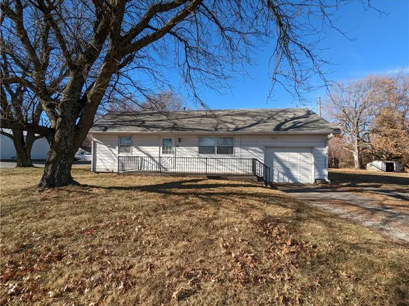 800 N 1st St, Hiawatha, KS 66434