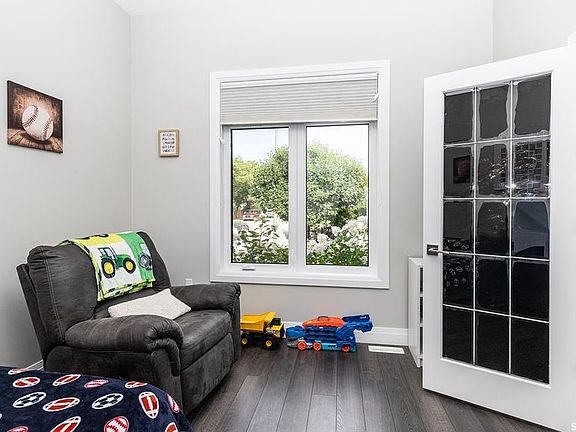 4th image of 355 Coppermine CRESCENT
