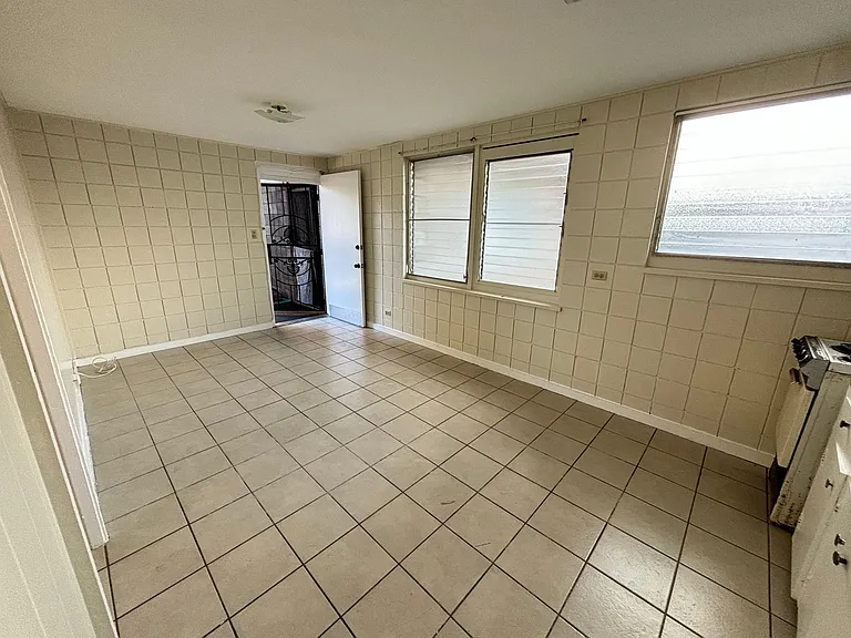 2550 E Date St — Photo 9