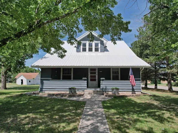 437 N 8th St, Wakeeney, KS 67672