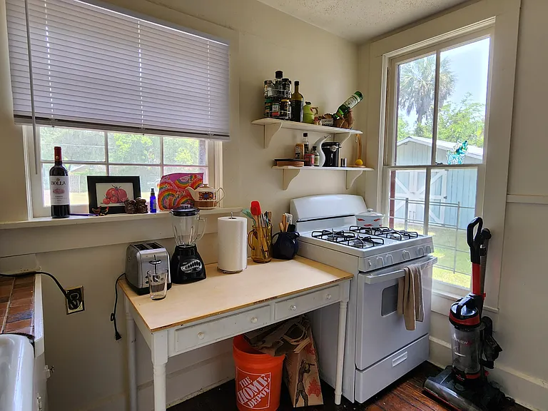 220 NW 3rd Ave — Photo 8