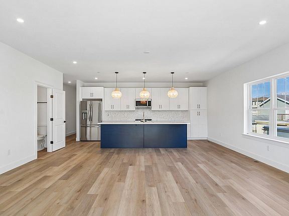 3rd image of 154 E Garfield #103