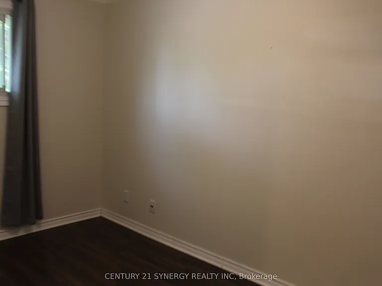 241 Wilfred Cres — Photo 11