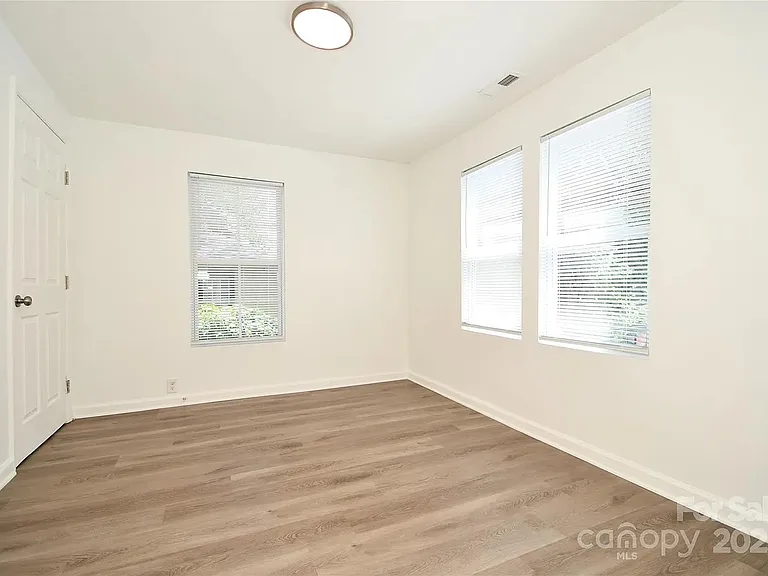 Caldwell St — Photo 9