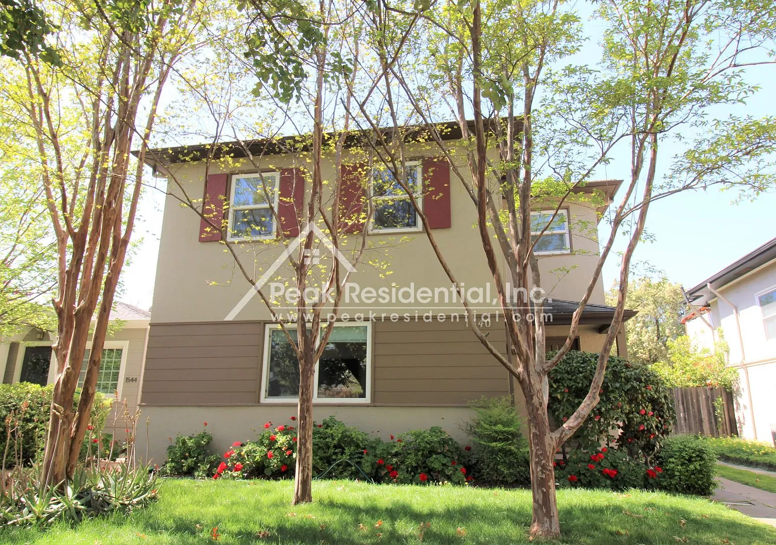 East Sacramento 2/1 Duplex With 1 Car Garage! — Photo 2