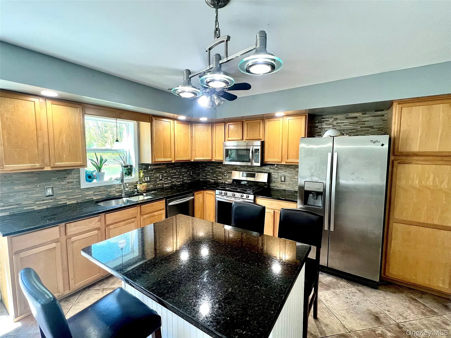 3 bed, 2.0 bath, 1904 sqft, $3,100 — Photo 4