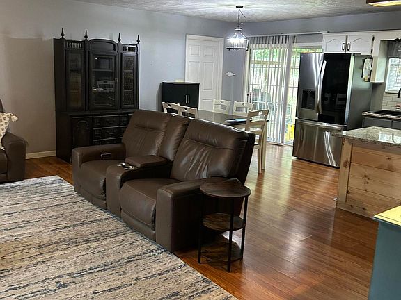 4th image of 39 Dustin Ln