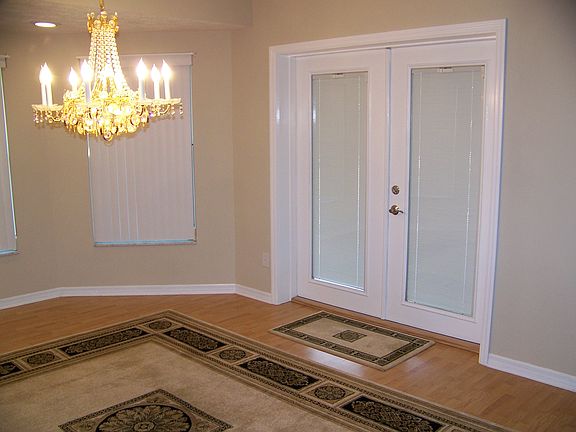 Formal Dining Rm/Chandelier