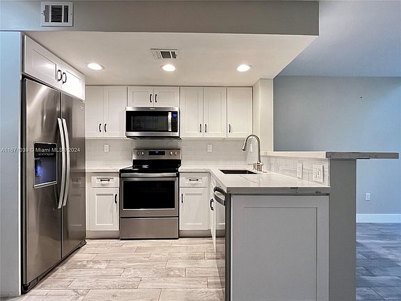 4th image of 2909 Bird Ave #2909