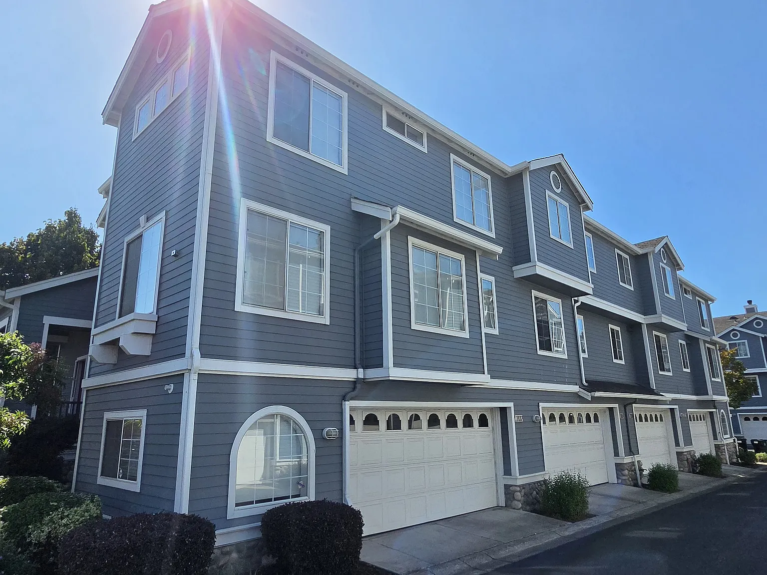 3 bed, 2.5 bath, 1640 sqft, $3,600 — Photo 2