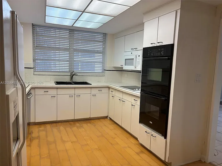 5255 Collins Ave #6J — Photo 3