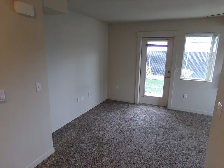 Crossroads Apartments — Photo 14