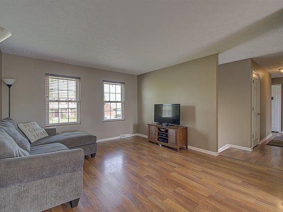 4th image of 82 Carrie Way Dr
