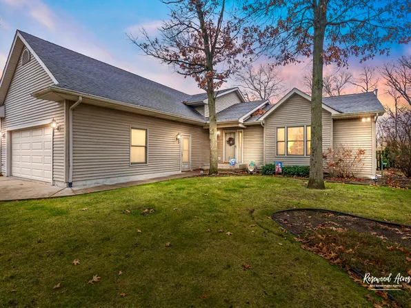 2727 S Forsythia Ln, Saint Anne, IL 60964