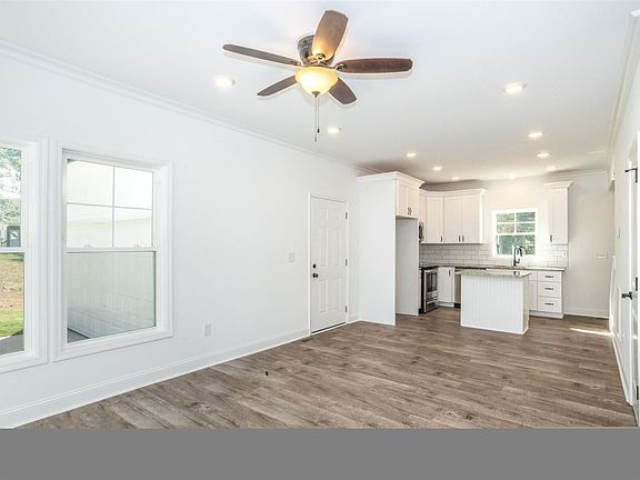 4th image of 115 Clarence Cir